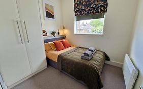 1-Bed Apartment, Close To Kensington Olympia With Free Wi-Fi & Netflix